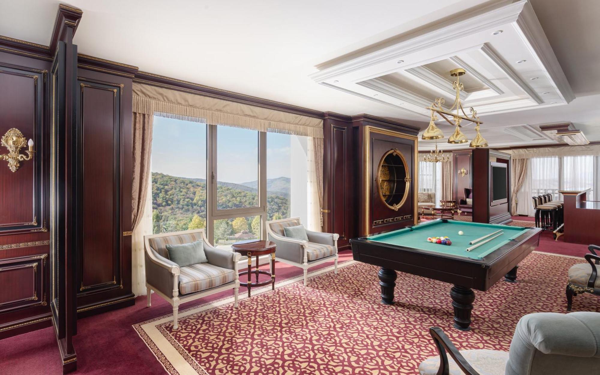 Shamakhi Palace Sharadil Seredil Eksteriør billede A pool table in a suite at the MGM Grand